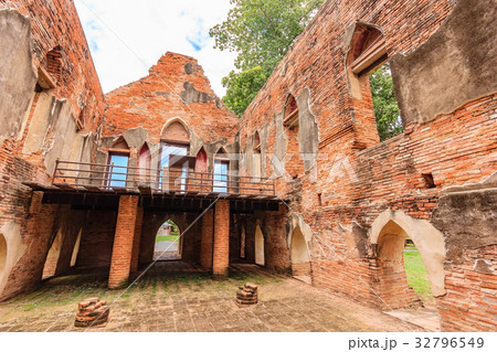 Old ancient ruin of Kham Yat Palace ancient city 32796549