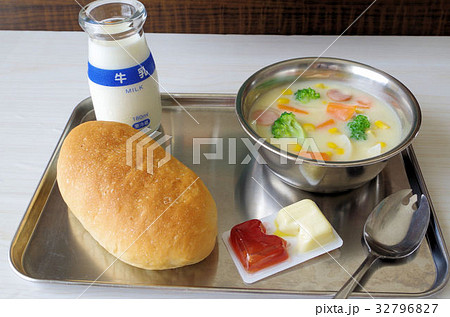 コッペパンとクリームシチューの給食 32796827