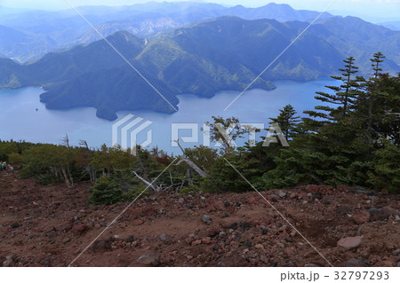 男体山 頂上付近から見下ろした中禅寺湖 32797293