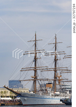 神戸港の帆船・海王丸 32797294
