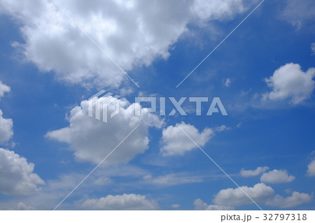 青空と白い 雲 青空と白い 雲 32797318