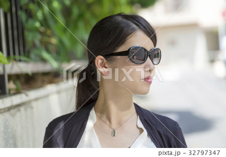 サングラスの女性　紫外線対策 32797347