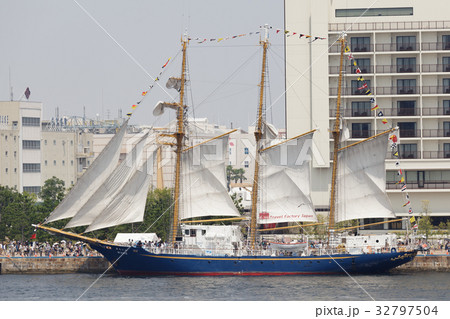 神戸帆船フェスタでセイルドリルした「みらいへ」 32797504