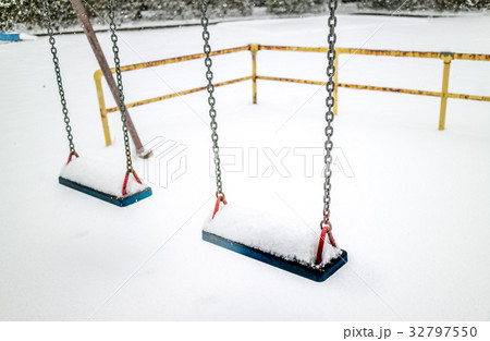 雪の日のブランコ 雪の日のブランコ 32797550