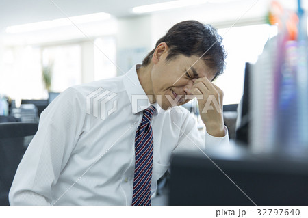 眼精疲労 ビジネスマン 眼精疲労 ビジネスマン 32797640