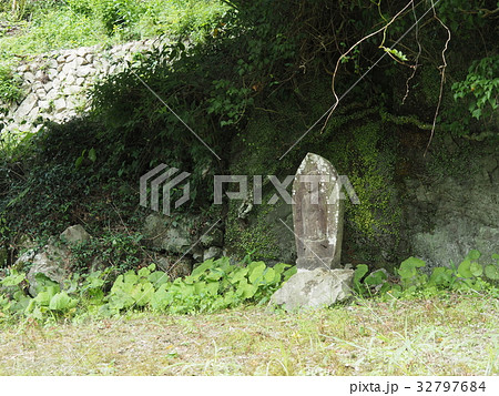 山道のお地蔵さん 32797684