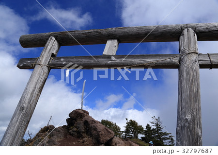 男体山頂上にある二荒山大神御神剣と鳥居 32797687