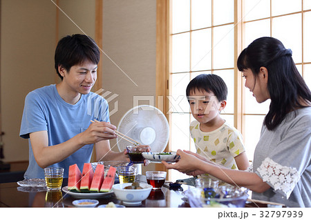 素麺を食べる家族の写真素材
