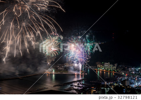 熱海の百万ドルの夜景と海上花火 32798121