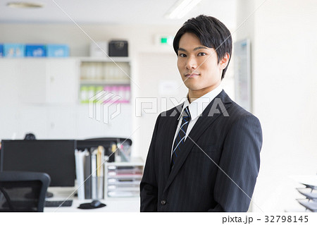 若いビジネスマンポートレート 32798145