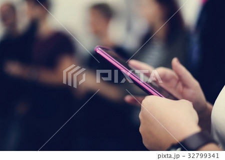 People meeting using smart phone technology 32799341