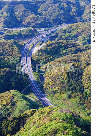 山間部の高速道路 山間部の高速道路 32799971