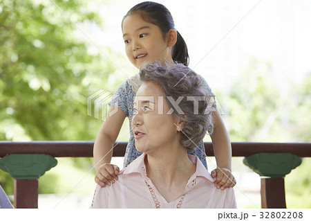 少女 肩 女性 32802208