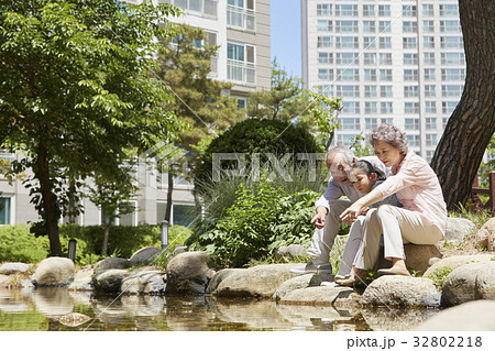 見下ろす 見おろす 夫婦 32802218