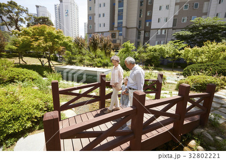 60代 大人 成人 32802221