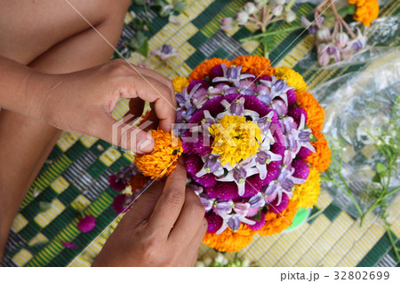 Thai Local people make flower bowl 32802699