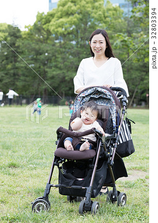 母親　育児 32803394