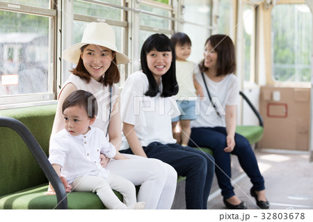母親 育児 電車 母親 育児 電車 32803678