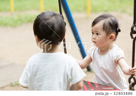 ブランコ 取り合い ブランコ 取り合い 32803886