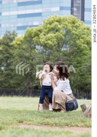 母親　育児 32804694