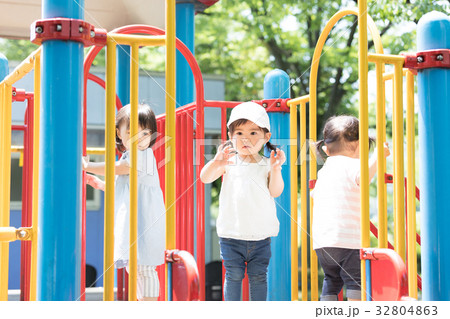 遊具で遊ぶ子供 遊具で遊ぶ子供 32804863