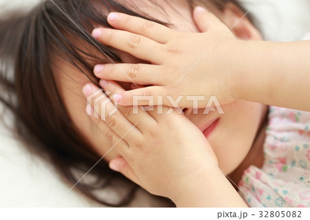 寝起き (女児 乳幼児 2才 2歳 日本人 ベッド 布団 眠い 育児 子育て ライフスタイル 日常) 32805082