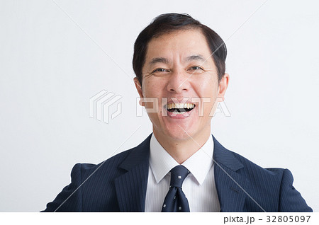 笑顔のビジネスマン 32805097