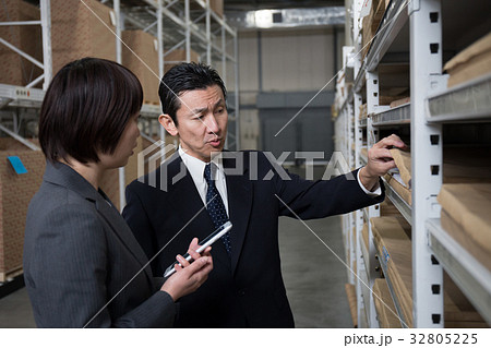 物流 倉庫 働く人々 物流 倉庫 働く人々 32805225