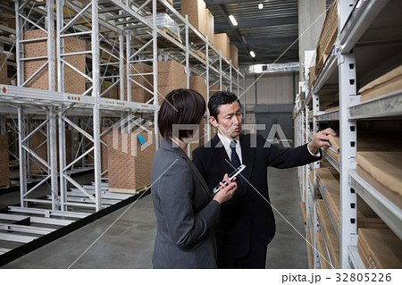 物流 倉庫 働く人々 物流 倉庫 働く人々 32805226