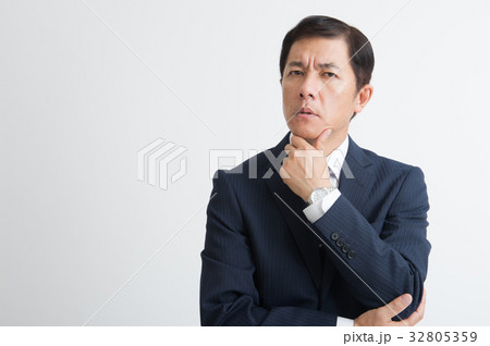 悩むビジネスマン 男性 悩むビジネスマン 男性 32805359