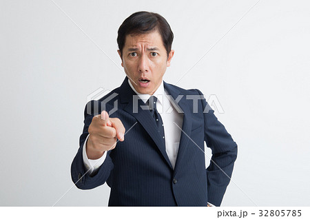 指差すビジネスマン　男性 32805785