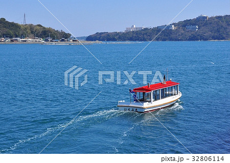 ミキモト真珠島で実演終了の海女を乗せたいそぶえ船と伊勢湾 32806114