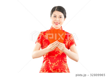 smiling asian girl holding red envelopes. 32809965