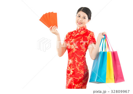 woman holding angpao and shopping bag 32809967