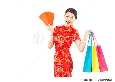 woman hold shopping bag and lucky money 32809968
