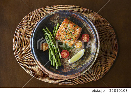 グリルサーモン 32810103