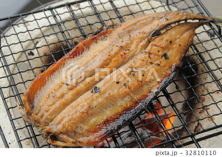 ひものを七輪で焼く　さばのみりん干し 32810110