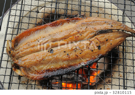 ひものを七輪で焼く　さばのみりん干し 32810115