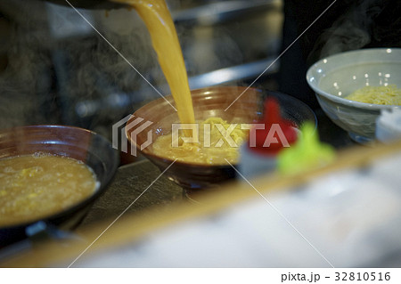 札幌　ラーメン　厨房 32810516