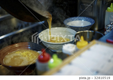 札幌　ラーメン　厨房 32810519