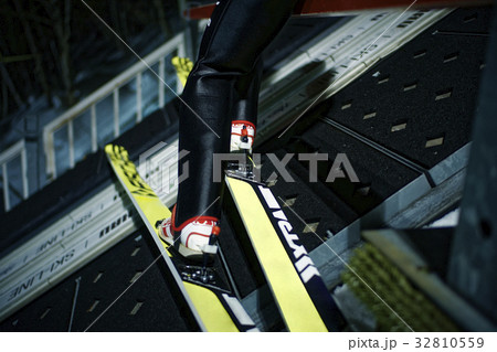 スタートの準備をするスキージャンパー　足元 32810559