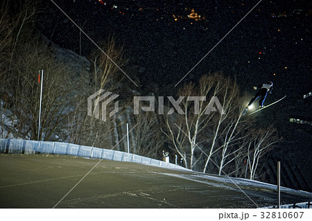 スキージャンプ　滑空 32810607