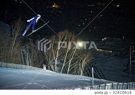 スキージャンプ　滑空 32810618