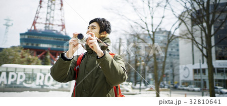 札幌を観光する若い男性　撮影 32810641