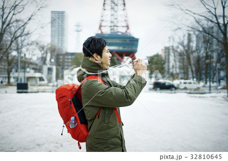 札幌を観光する若い男性　撮影 32810645