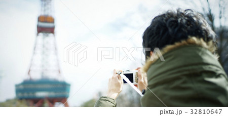 札幌を観光する若い男性　撮影 32810647