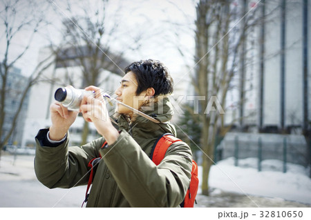 札幌を観光する若い男性　撮影 32810650