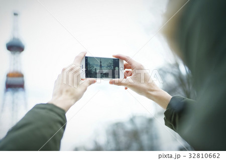 札幌を観光する若い男性 スマホ 撮影 札幌を観光する若い男性 スマホ 撮影 32810662
