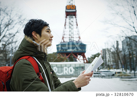 札幌を観光する若い男性 32810670