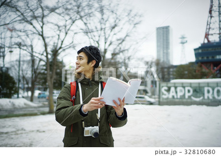 札幌を観光する若い男性 32810680